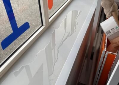 Accumulation d’eau sur appui de fenêtre intérieur causée par infiltration toiture