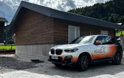 Bâtiment enedis terminé avec bardage bois et toiture acier à morzine avec véhicule hordeau au premier plan