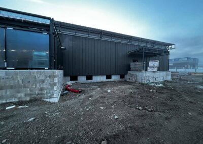 Bâtiment commercial carrefour vizille en cours de reconstruction avec bardage métallique anthracite et structure béton