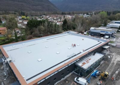 Bâtiment commercial en reconstruction avec toiture étanchée et bardage métallique – chantier carrefour vizille