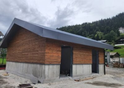Bâtiment technique avec bardage bois mezzo et soubassement béton sur chantier enedis à morzine