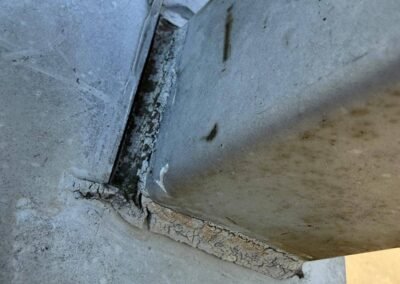 Défaut d’étanchéité au niveau d’un pied de support métallique sur membrane pvc