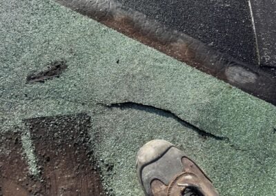Dégradation de l’étanchéité bitumineuse avec fissures et vieillissement avancé