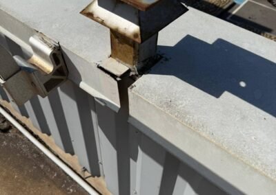 Détail étanchéité toiture dégradée au niveau d’un relevé avec fissures et vieillissement