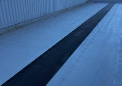 Détail toiture étanchéité pvc avec bandes techniques et relevés sur acrotère métallique