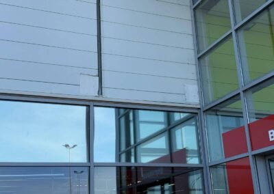 Façade magasin auchan avec bardage et vitrage extérieur du bâtiment commercial