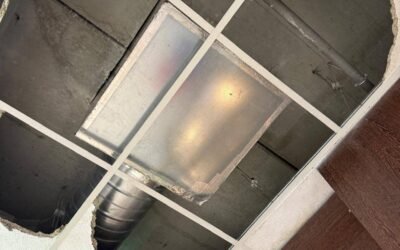 Faux plafond endommagé par infiltration d’eau avec dalle tombée en magasin