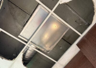 Faux plafond endommagé par infiltration d’eau avec dalle tombée en magasin