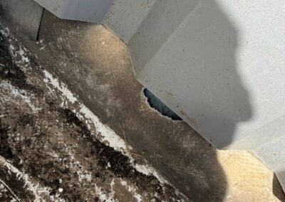 Fissure étanchéité en relevé de toiture pvc avec accumulation de saletés et risque de fuite