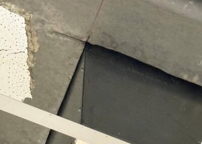 Fuite localisée en toiture sur relevé d’étanchéité détectée au colorant