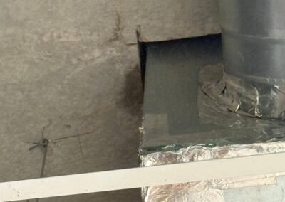 Infiltration d’eau au niveau d’une gaine technique en plafond avec étanchéité défectueuse