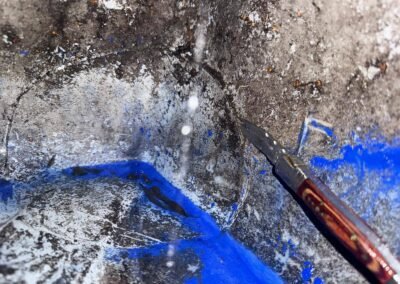 Inspection toiture autour d’un équipement avec traces de test à l’eau colorée