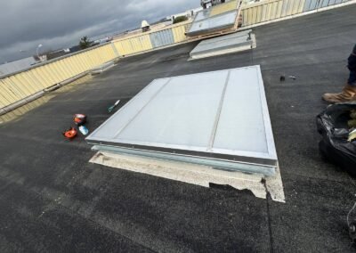 Lanterneau neuf posé sur toiture terrasse bitumineuse avec relevés d’étanchéité – intervention de remplacement en zone tertiaire