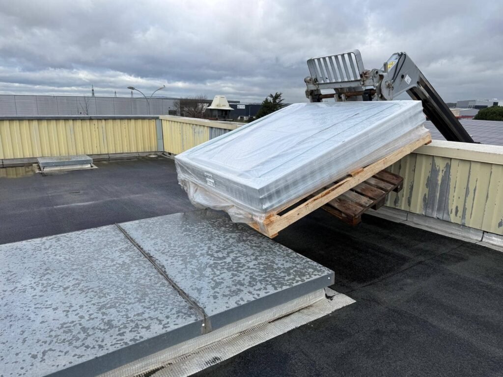 Livraison et mise en place d’un lanterneau en toiture sur bâtiment industriel à l’aide d’une nacelle – chantier mercen saint-bonnet-de-mure