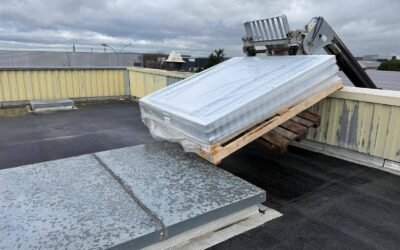 Livraison et mise en place d’un lanterneau en toiture sur bâtiment industriel à l’aide d’une nacelle – chantier mercen saint-bonnet-de-mure