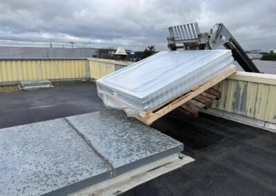 Livraison et mise en place d’un lanterneau en toiture sur bâtiment industriel à l’aide d’une nacelle – chantier mercen saint-bonnet-de-mure