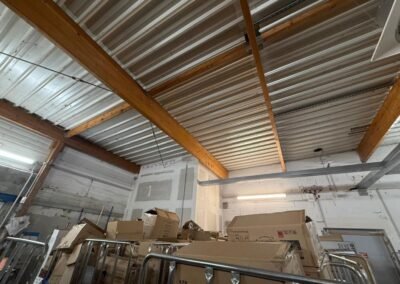 Membrane de toiture fissurée avec signes de fatigue et infiltration potentielle