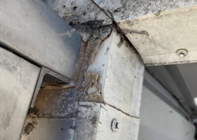 Point singulier toiture avec étanchéité fissurée autour d’un élément traversant métallique