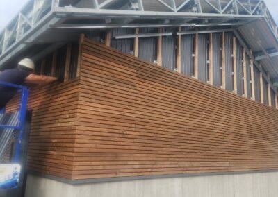 Pose de bardage bois horizontal mezzo sur structure métallique en chantier à morzine