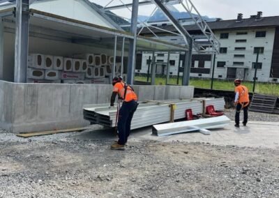 Pose de panneaux sandwich ondatherm sur chantier enedis à morzine avec préparation des éléments de toiture