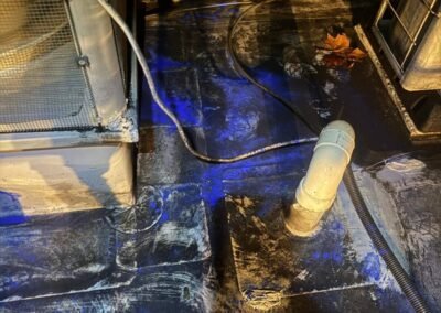 Recherche de fuite toiture avec colorant bleu sur membrane d’étanchéité