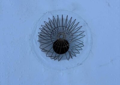 Sortie d’eaux pluviales avec crapaudine intégrée sur étanchéité tpo blanche