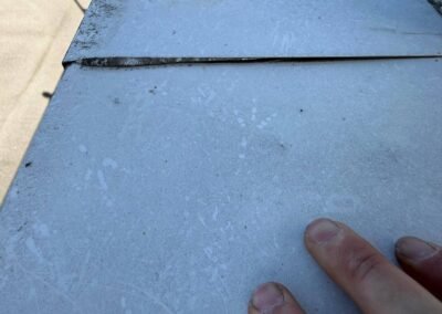 Soudures défectueuses membrane pvc en toiture avec infiltration potentielle visible