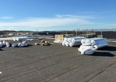 Stock de rouleaux de membrane tpo sur toiture avant pose