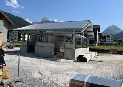 Structure métallique et pose de couverture bac acier sur bâtiment enedis en construction à morzine