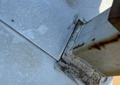 Support métallique en toiture avec corrosion et défaut d’étanchéité au pied