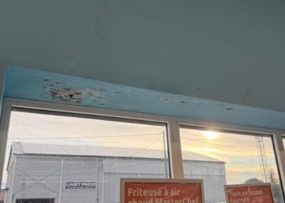 Taches d’humidité et dégradations murales liées à des infiltrations en toiture