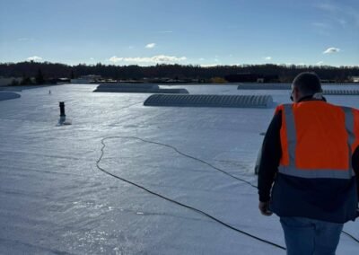 Technicien hordeau sur toiture tpo blanche en cours de rénovation – site industriel mersen saint-bonnet-de-mure