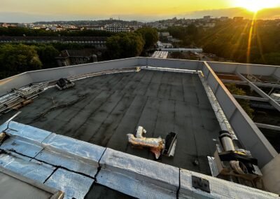 Toiture bitumineuse en cours de réfection en fin de journée sur bâtiment Kobatex à villeurbanne