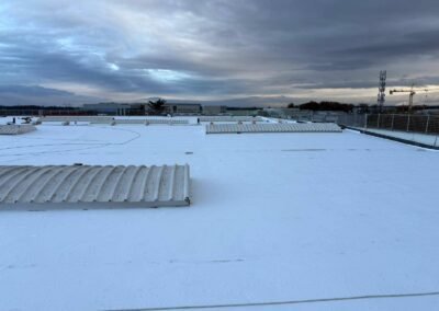 Toiture industrielle entièrement rénovée en membrane tpo blanche avec lanterneaux existants