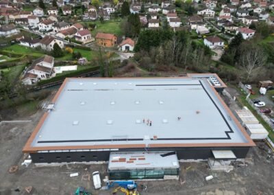 Toiture plate neuve d’un supermarché carrefour à vizille après incendie avec équipes en inspection