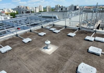 Toiture technique avec garde-corps autoportants et équipements en place sur bâtiment Kobatex à villeurbanne