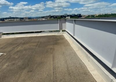 Toiture-terrasse bitumineuse avec relevés périphériques sur bâtiment en centre-ville de villeurbanne