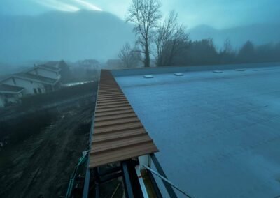 Toiture terrasse étanchéité membrane pvc blanche avec relevés périphériques sur bâtiment commercial