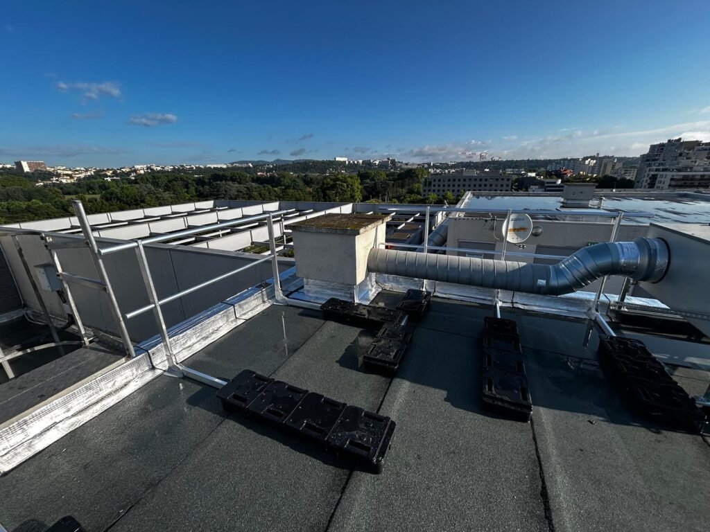Toiture-terrasse rénovée avec garde-corps et relevés d’étanchéité sur bâtiment Kobatex à villeurbanne