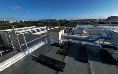 Toiture-terrasse rénovée avec garde-corps et relevés d’étanchéité sur bâtiment Kobatex à villeurbanne