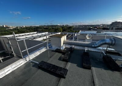 Toiture-terrasse rénovée avec garde-corps et relevés d’étanchéité sur bâtiment Kobatex à villeurbanne
