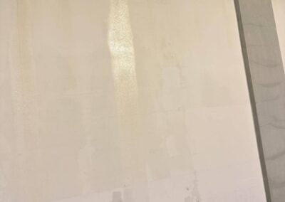 Trace d’écoulement d’eau sur mur extérieur liée à fuite de toiture