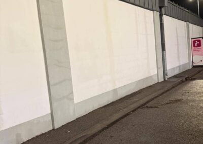 Trace d’infiltration d’eau sur façade extérieure bâtiment commercial lidl