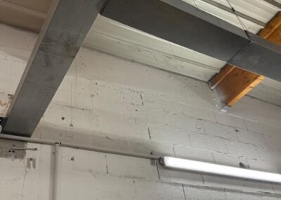 Traces d’humidité sur mur intérieur en lien avec défaut d’étanchéité toiture