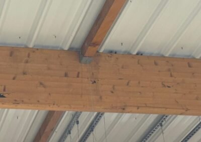 Traces d’infiltration d’eau sur poutre bois sous toiture métallique – audit lidl pont-saint-esprit