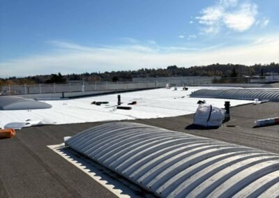 Travaux d’étanchéité en cours sur toiture plate avec membrane tpo blanche et équipements en place