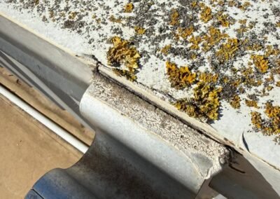 Vieillissement étanchéité toiture avec lichens et dégradation des relevés en périphérie