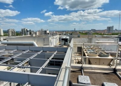 Vue d’ensemble des installations techniques en toiture sur immeuble en centre-ville à villeurbanne