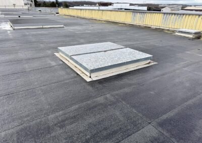 Vue d’ensemble du lanterneau installé sur toiture industrielle après remplacement – étanchéité et intégration au complexe existant