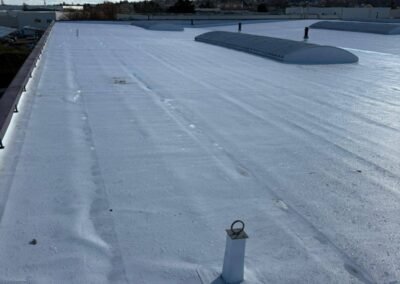 Vue d’ensemble d’une toiture plate en membrane tpo blanche avec évacuations et relevés étanches
